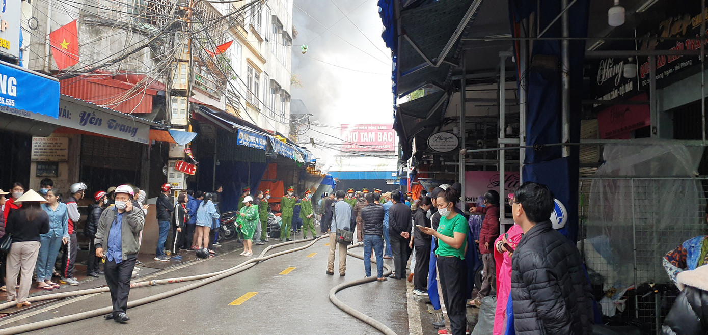 Lực lượng CSGT-TT, Công an phường phong tỏa nhiều tuyến phố: Tam Bạc, Quang Trung và các tuyến phố nối vào chợ Tam Bạc để tạo điều kiện thuận lợi cho công tác chữa cháy, sơ tán tài sản.