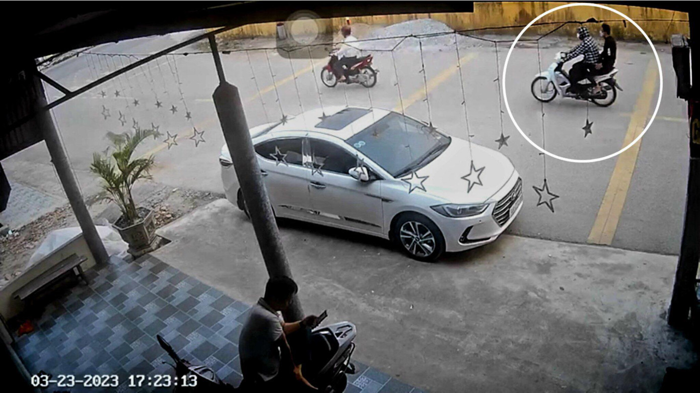 Hai đối tượng ép xe, hành hung phụ huynh học sinh.