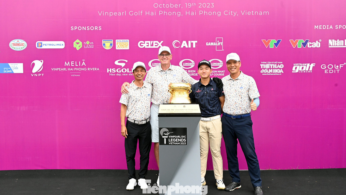 Golfer Nguyễn Anh Minh chụp ảnh cùng huyền thoại golf thế giới tại buổi ra mắt cup.