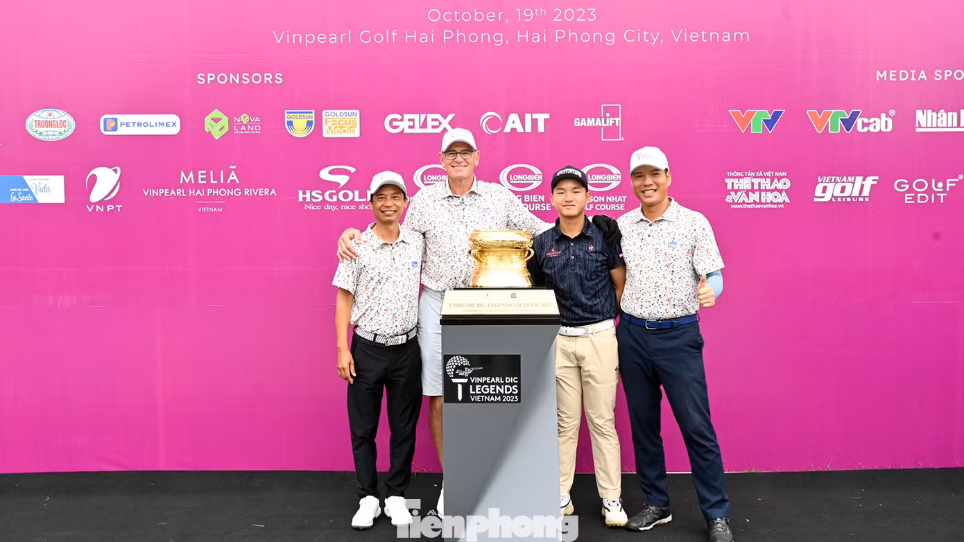 Golfer Nguyễn Anh Minh chụp ảnh cùng huyền thoại golf thế giới tại buổi ra mắt cup.