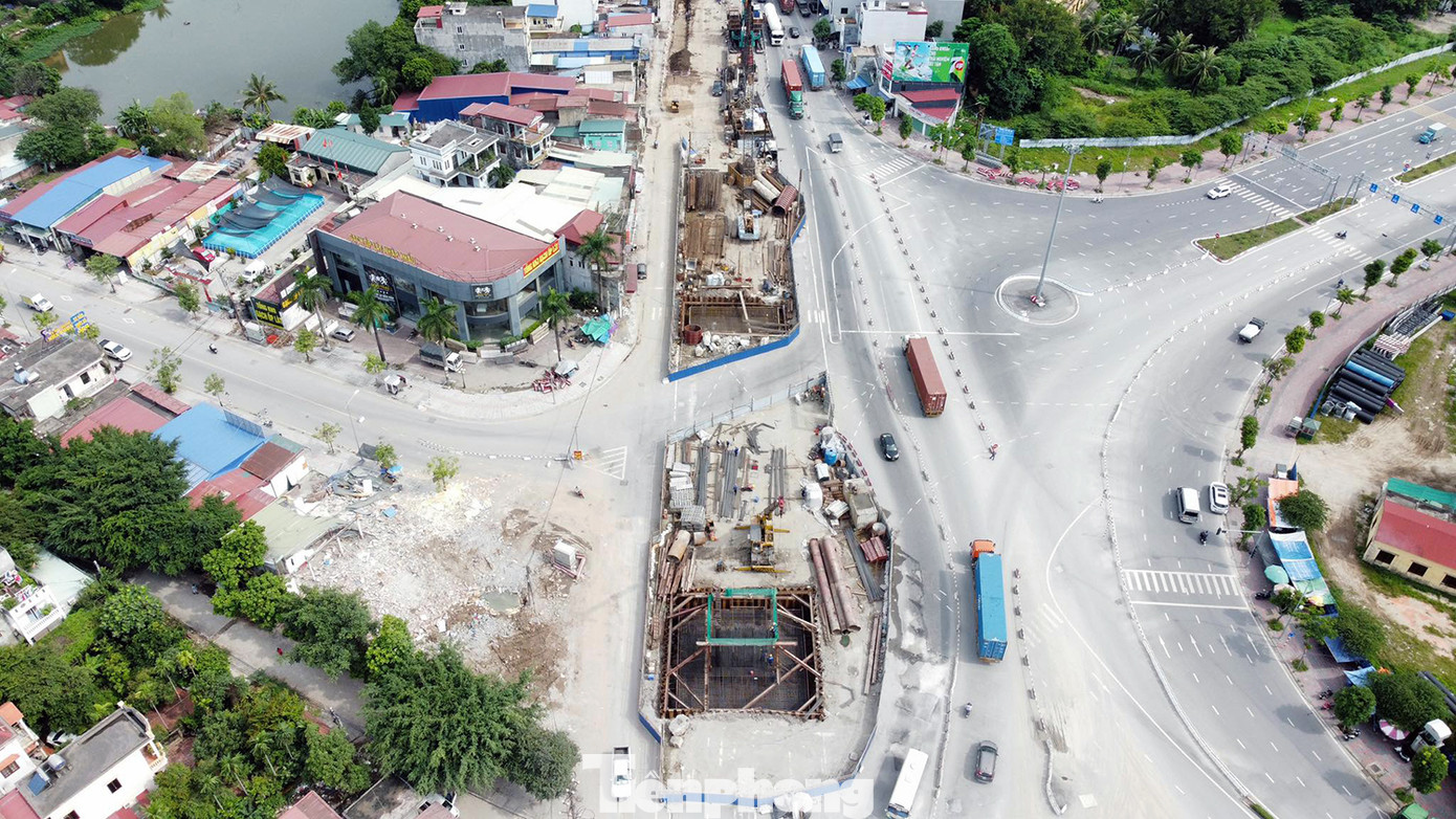 Trong đó, trong đó hợp phần xây dựng cầu vượt trực thông theo hướng đường QL5 - Nguyễn Văn Linh dài 285m, rộng 19,5m, tường chắn cho đường dẫn hai đầu cầu dài 200m. Nút giao thông dưới cầu bằng đảo xuyến có 4 nhánh đường gom 2 bên cầu vượt và các đường đi nút giao Nam cầu Bính, đường Tôn Đức Thắng, đường nối vành đai 2 và Máng Nước kết nối vào, ra đường trung tâm đảo xuyến. Trong đó, trong đó hợp phần xây dựng cầu vượt trực thông theo hướng đường QL5 - Nguyễn Văn Linh dài 285m, rộng 19,5m, tường chắn cho đường dẫn hai đầu cầu dài 200m. Nút giao thông dưới cầu bằng đảo xuyến có 4 nhánh đường gom 2 bên cầu vượt và các đường đi nút giao Nam cầu Bính, đường Tôn Đức Thắng, đường nối vành đai 2 và Máng Nước kết nối vào, ra đường trung tâm đảo xuyến.