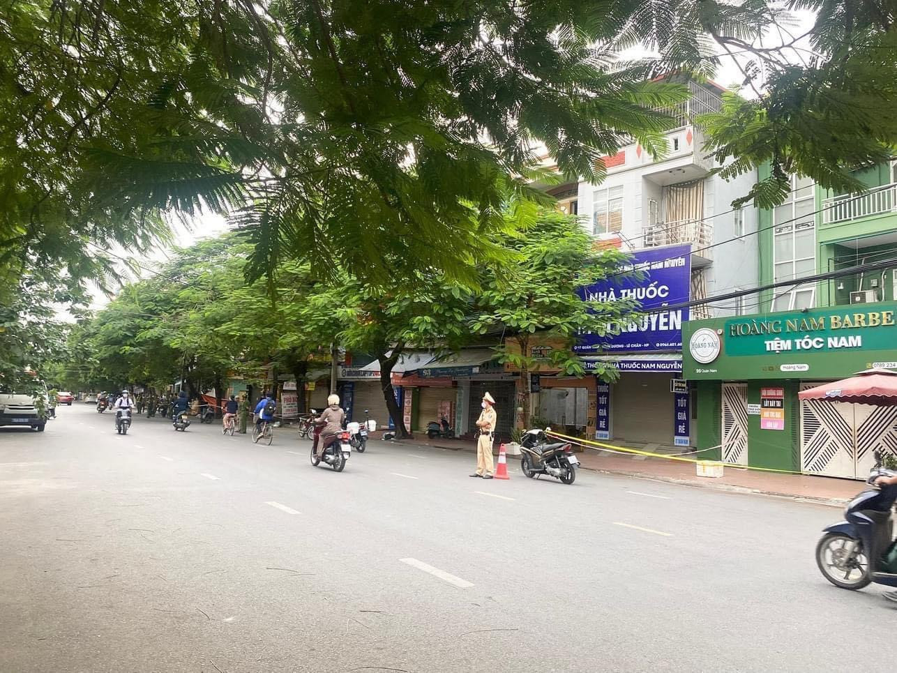 Cảnh sát phong tỏa hiện trường vụ án. Cảnh sát phong tỏa hiện trường vụ án.