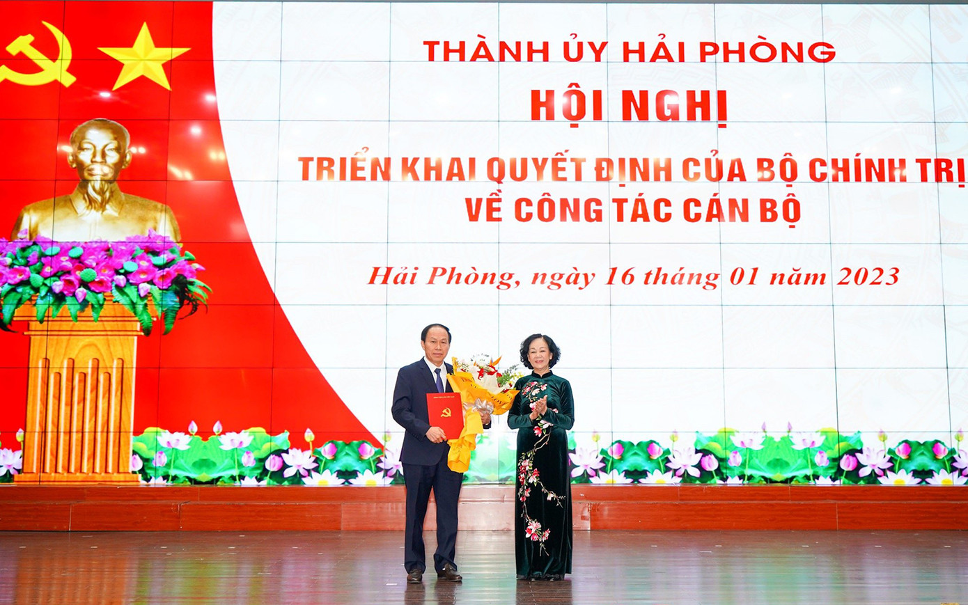Bà Trương Thị Mai - Trưởng Ban Tổ chức Trung ương trao quyết định, tặng hoa chúc mừng tân Bí thư Thành ủy Hải Phòng Lê Tiến Châu. Ảnh: Đàm Thanh