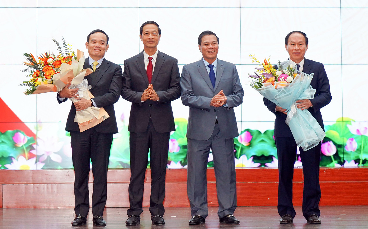 Lãnh đạo thành phố Hải Phòng tặng hoa chúc mừng ông Trần Lưu Quang - Phó Thủ tướng Chính phủ và ông Lê Tiến Châu - Bí thư Thành ủy Hải Phòng. Ảnh: Đàm Thanh