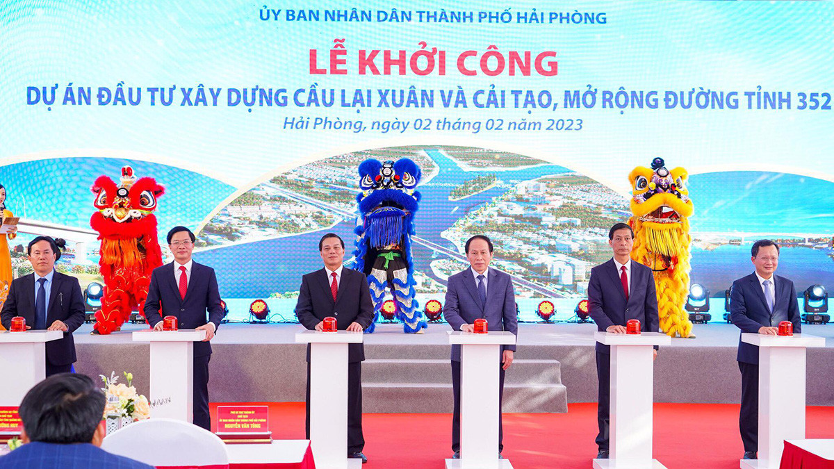 Lãnh đạo TP Hải Phòng ấn nút khởi công dự án.
