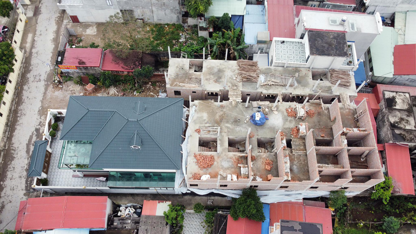 Dãy nhà ở liền kề không có phép xây dựng của gia đình Chủ tịch UBND phường Lãm Hà. Dãy nhà ở liền kề không có phép xây dựng của gia đình Chủ tịch UBND phường Lãm Hà.