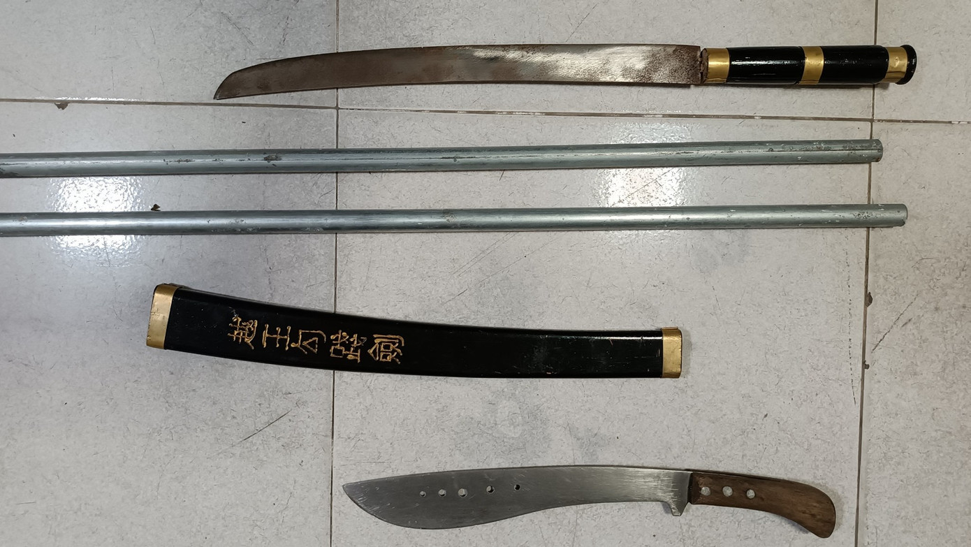 Dao kiếm, gậy sắt các đối tượng mang theo.