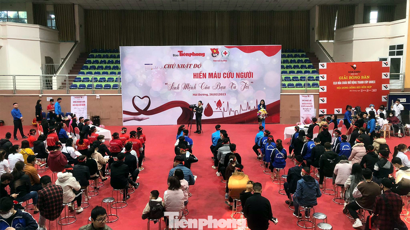 Sáng 26/2, Báo Tiền Phong phối hợp với Ủy ban ATGT quốc gia, Viện Huyết học - Truyền máu T.Ư, Tỉnh Đoàn - Hội chữ thập đỏ Hải Dương tổ chức Chủ nhật Đỏ &quot;Hiến máu cứu người - Sinh mệnh của bạn và tôi&quot; lần thứ XV, năm 2023 tại Nhà đa năng hỗ trợ Thanh niên công nhân và Lao động trẻ tỉnh Hải Dương.