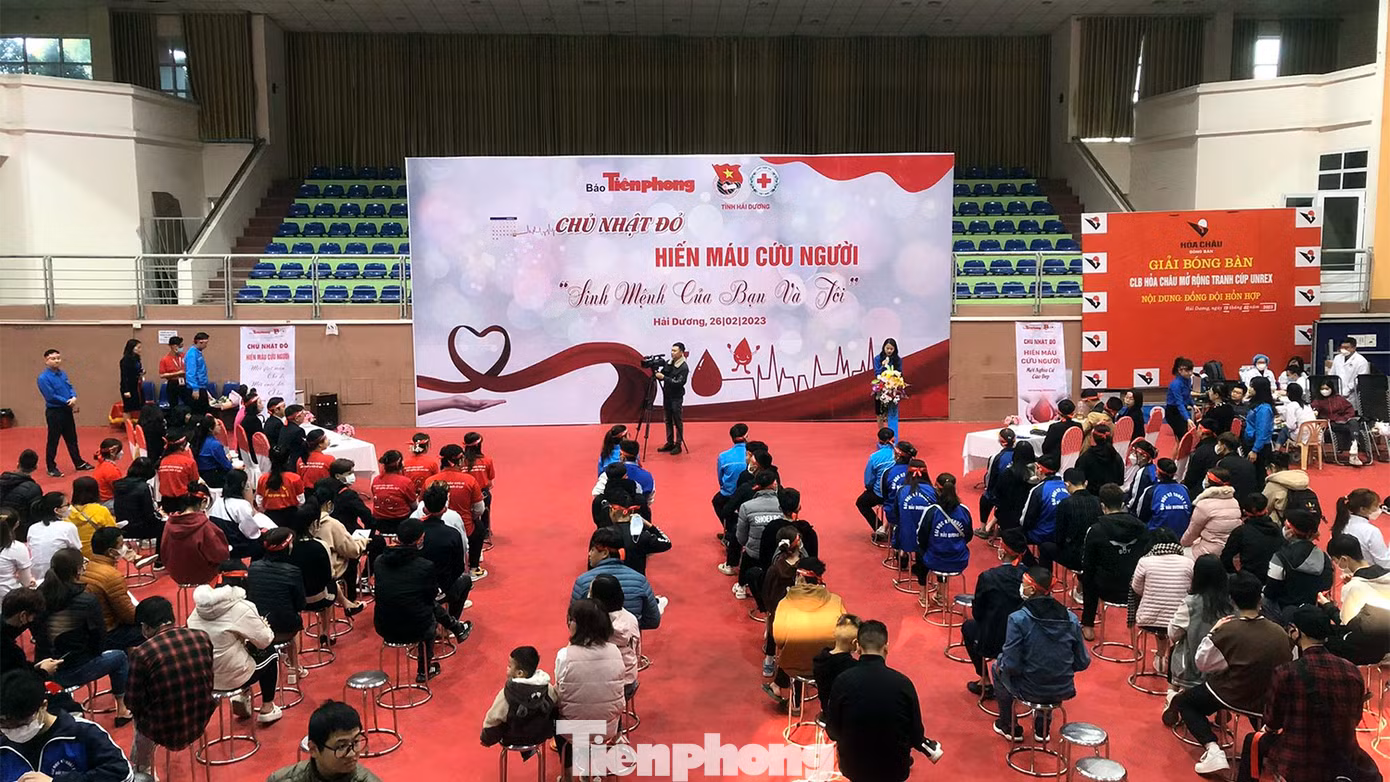 Sáng 26/2, Báo Tiền Phong phối hợp với Ủy ban ATGT quốc gia, Viện Huyết học - Truyền máu T.Ư, Tỉnh Đoàn - Hội chữ thập đỏ Hải Dương tổ chức Chủ nhật Đỏ "Hiến máu cứu người - Sinh mệnh của bạn và tôi" lần thứ XV, năm 2023 tại Nhà đa năng hỗ trợ Thanh niên công nhân và Lao động trẻ tỉnh Hải Dương.