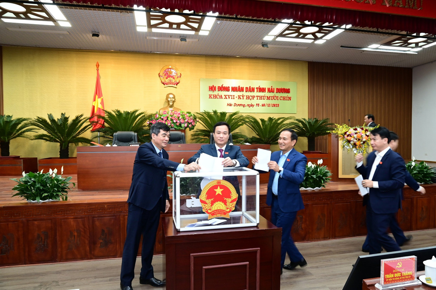 Các đại biểu HĐND tỉnh Hải Dương bỏ phiếu tín nhiệm. Ảnh: Haiduong.gov.vn