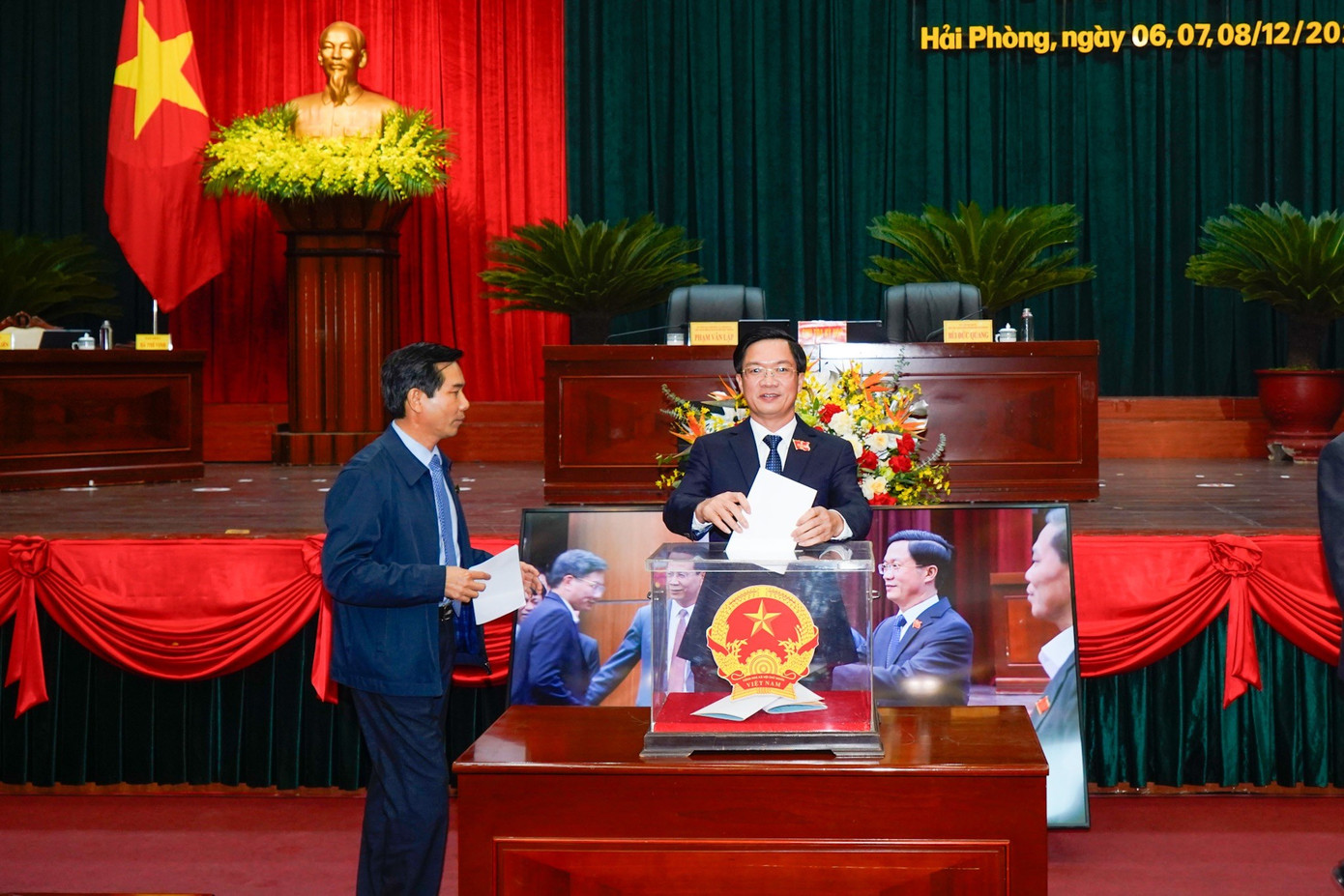 Các đại biểu bỏ phiếu tín nhiệm cán bộ giữ chức vụ tại kỳ họp 13 HĐND thành phố Hải Phòng khóa XVI. Ảnh: Đàm Thanh Các đại biểu bỏ phiếu tín nhiệm cán bộ giữ chức vụ tại kỳ họp 13 HĐND thành phố Hải Phòng khóa XVI. Ảnh: Đàm Thanh