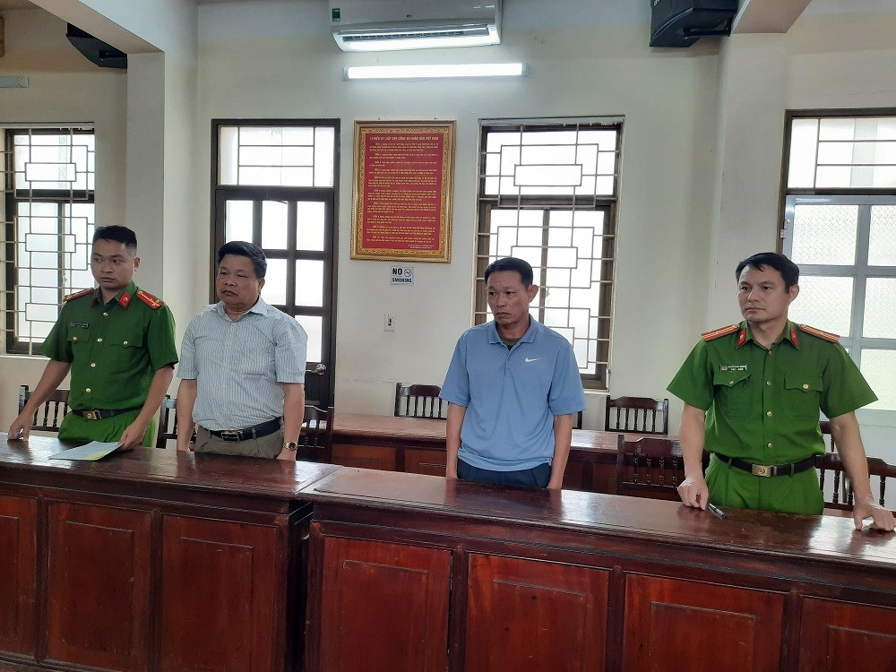 Bị can Ngô Xuân Khải (thứ 2 từ trái sang) và Nguyễn Đức Trường tại cơ quan Công an. Bị can Ngô Xuân Khải (thứ 2 từ trái sang) và Nguyễn Đức Trường tại cơ quan Công an.