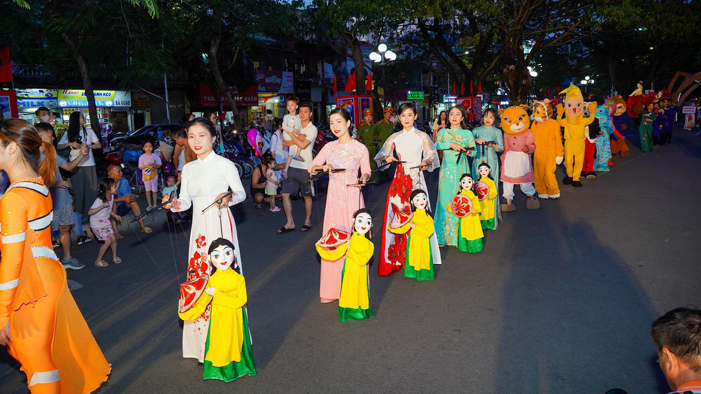 Hơn 100 nghệ sĩ các đoàn múa rối diễu hành, biểu diễn trên đường phố Hải Phòng. Hơn 100 nghệ sĩ các đoàn múa rối diễu hành, biểu diễn trên đường phố Hải Phòng.