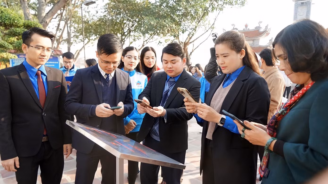 Các đại biểu, đoàn viên thanh niên quét mã QR tại các di tích. Các đại biểu, đoàn viên thanh niên quét mã QR tại các di tích.