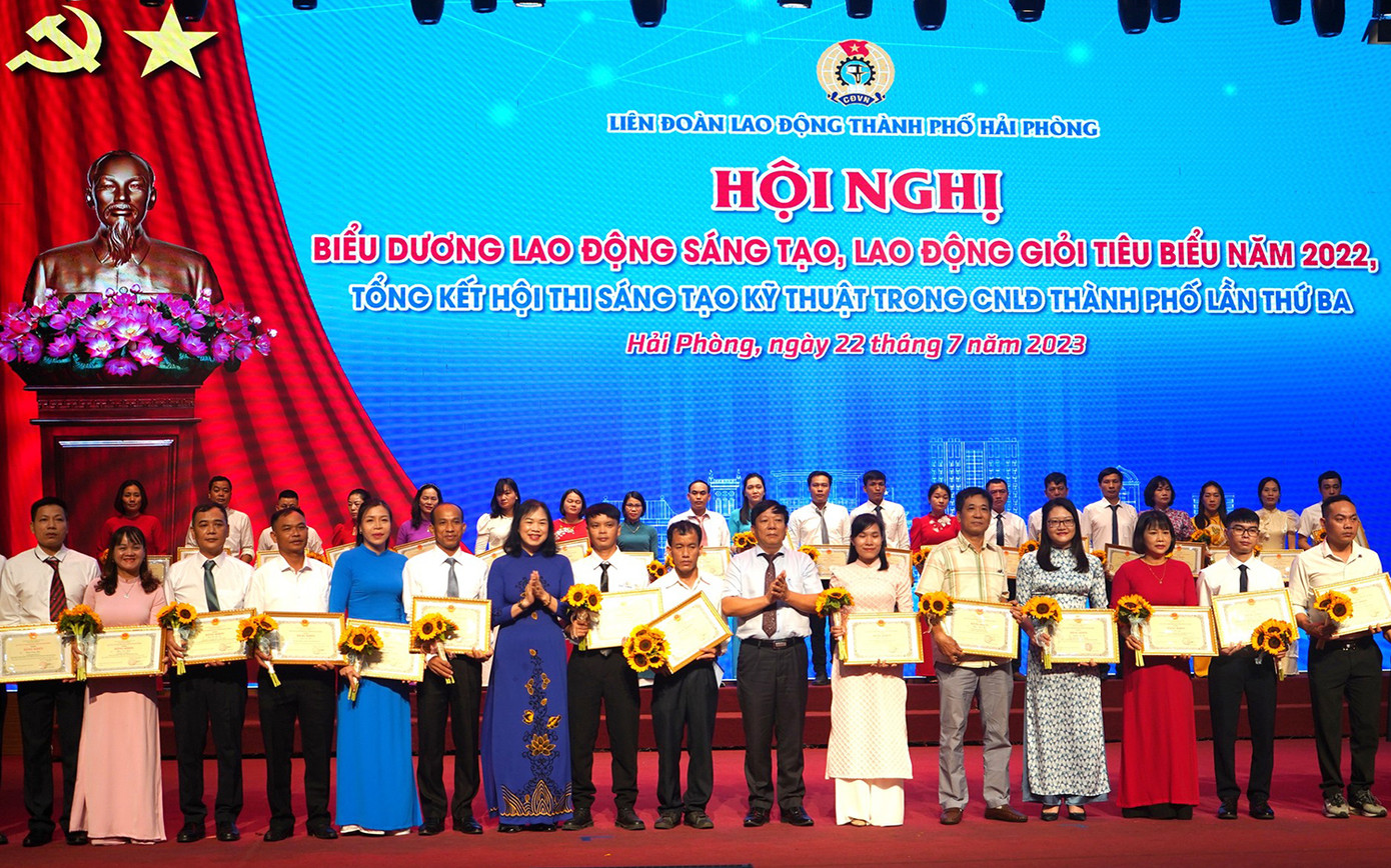 Lãnh đạo LĐLĐ Hải Phòng trao giải cho tác giả, nhóm tác giả đạt giải Hội thi Sáng tạo kỹ thuật công nhân lao động thành phố lần thứ III. Lãnh đạo LĐLĐ Hải Phòng trao giải cho tác giả, nhóm tác giả đạt giải Hội thi Sáng tạo kỹ thuật công nhân lao động thành phố lần thứ III.