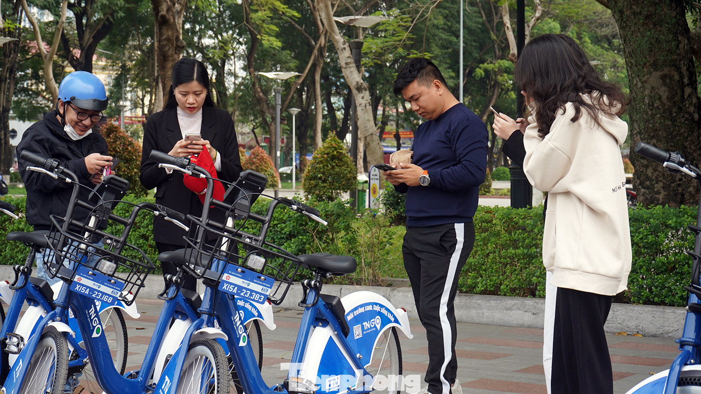 Mỗi xe đạp đều gắn ID định danh, có khóa thông minh và định vị, giúp nhân viên thông qua phần mềm, có thể biết được lộ trình di chuyển của xe. Người thuê có thể gửi trả xe tại một trạm bất kỳ, cũng có thể mua vé ngày, vé tháng với nhiều ưu đãi.