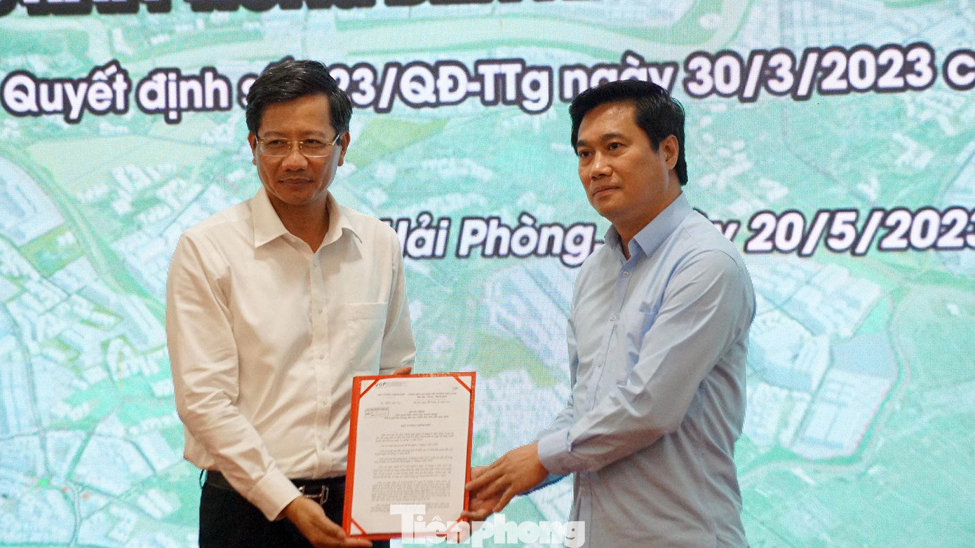 Ông Nguyễn Tường Văn - Thứ trưởng Bộ Xây dựng trao Quyết định của Thủ tướng Chính phủ về việc điều chỉnh quy hoạch chung TP Hải Phòng đến năm 2040, tầm nhìn đến năm 2050. Ông Nguyễn Tường Văn - Thứ trưởng Bộ Xây dựng trao Quyết định của Thủ tướng Chính phủ về việc điều chỉnh quy hoạch chung TP Hải Phòng đến năm 2040, tầm nhìn đến năm 2050.