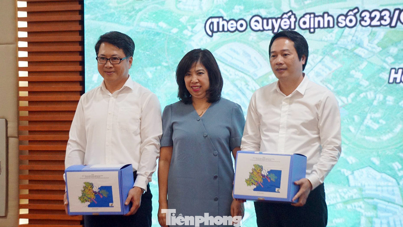 Bộ Xây dựng cũng bàn giao tài liệu liên quan tới điều chỉnh quy hoạch chung cho UBND TP Hải Phòng. Bộ Xây dựng cũng bàn giao tài liệu liên quan tới điều chỉnh quy hoạch chung cho UBND TP Hải Phòng.