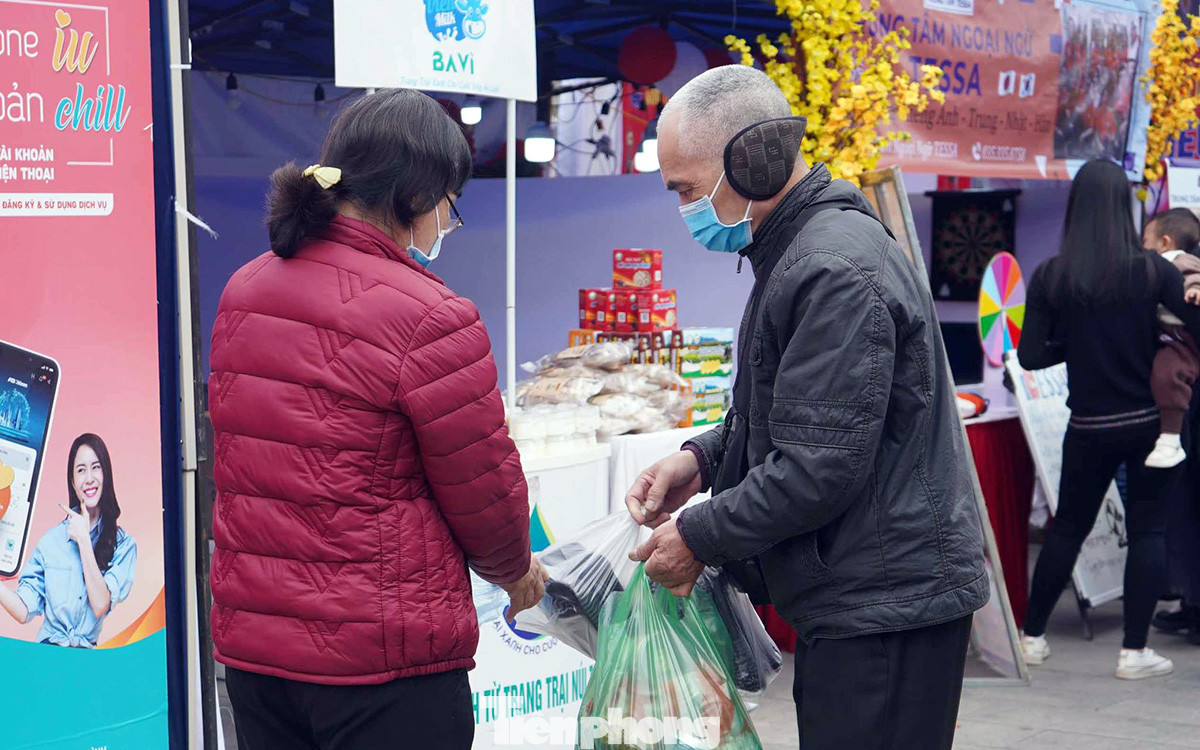 Theo ghi nhận của phóng viên, trong các tối 5 và 6/1, có hàng nghìn công nhân viên, người lao động sống và làm việc tại Hải Phòng tới Cung Văn hóa Hữu nghị Việt - Tiệp sắm Tết. Trong đó, các mặt hàng như thực phẩm, quần áo, đồ tiêu dùng thiết yếu trong gia đình được nhiều người lựa chọn. Theo ghi nhận của phóng viên, trong các tối 5 và 6/1, có hàng nghìn công nhân viên, người lao động sống và làm việc tại Hải Phòng tới Cung Văn hóa Hữu nghị Việt - Tiệp sắm Tết. Trong đó, các mặt hàng như thực phẩm, quần áo, đồ tiêu dùng thiết yếu trong gia đình được nhiều người lựa chọn.