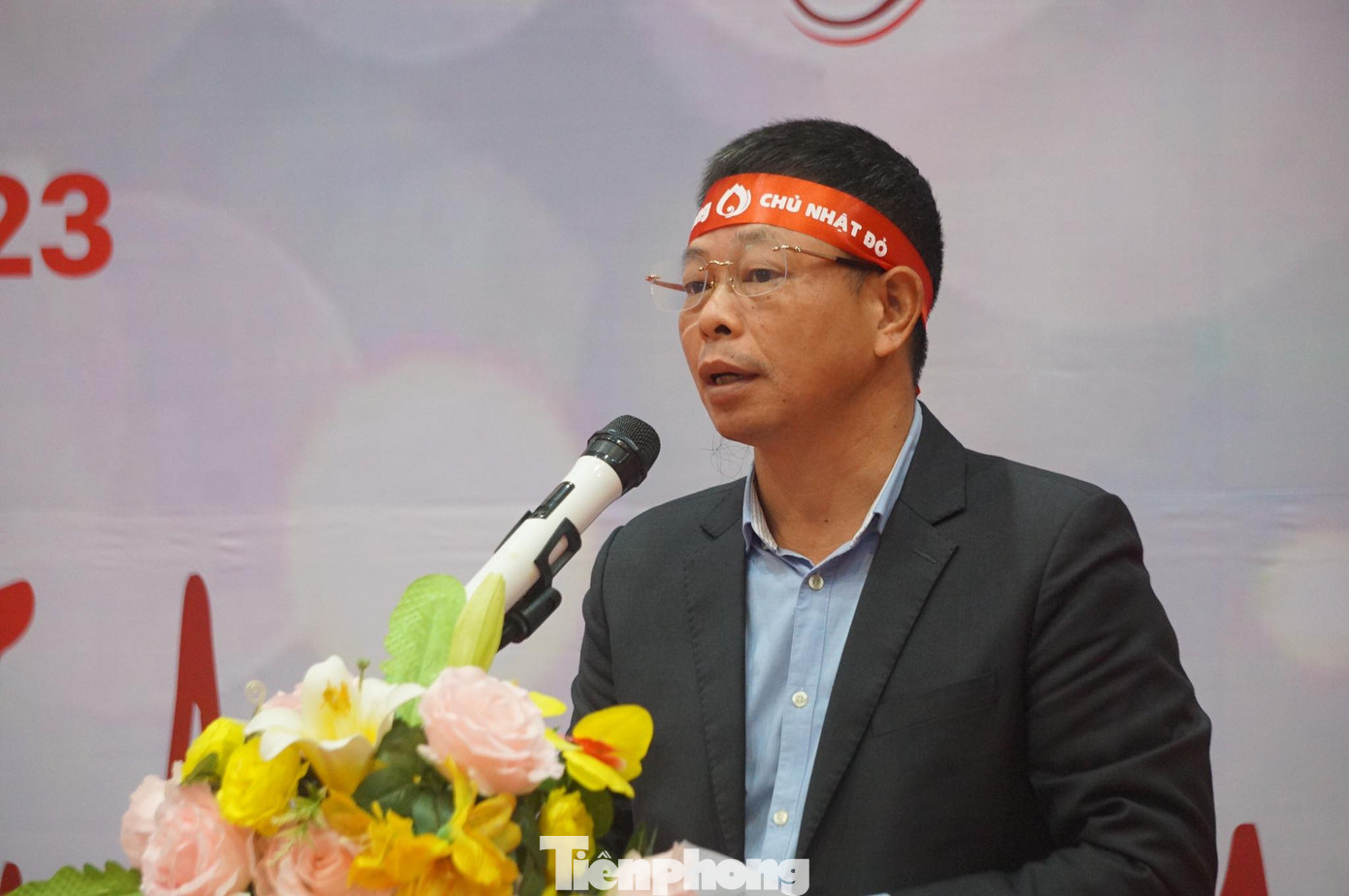 Phát biểu tại buổi lễ khai mạc, nhà báo Phùng Công Sưởng - Phó tổng biên tập Báo Tiền Phong cho biết, ngày đầu Ban tổ chức vận động được 98 đơn vị máu. Sau 15 năm, đến nay Chủ nhật Đỏ đã lan tỏa tới hơn 40 tỉnh thành, trở thành ngày hội nhân ái san sẻ giọt máu nghĩa tình của giới trẻ và người dân cả nước. Rất nhiều tấm gương, bạn trẻ từng hiến máu hàng chục lần liên tiếp, trở thành nguồn cảm hứng tình nguyện cho hàng vạn bạn trẻ.