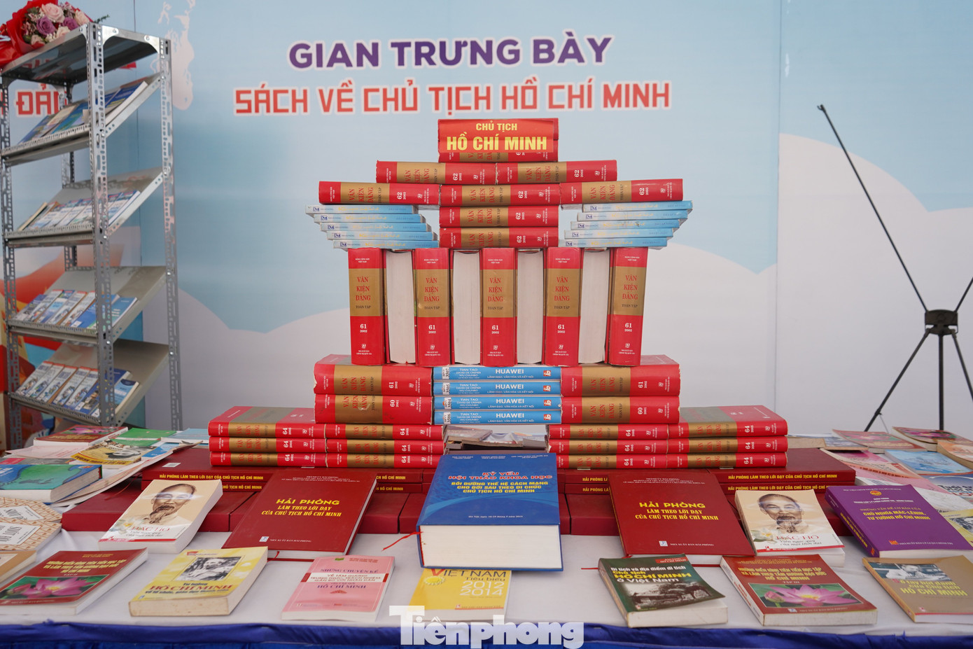 Trong đó nổi bật các gian hàng trưng bày: sách về Chủ tịch Hồ Chí Minh, chủ quyền biên giới hải đảo Việt Nam, đổi sách cũ lấy cây và các hoạt động văn - nghệ thuật đặc sắc bên lề.