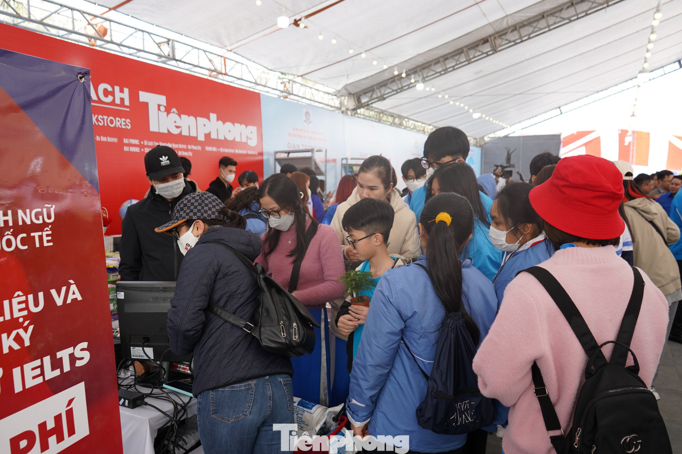 Tuần lễ sách và văn hóa đọc thu hút hàng trăm bạn trẻ, học sinh sinh viên tới tham dự.