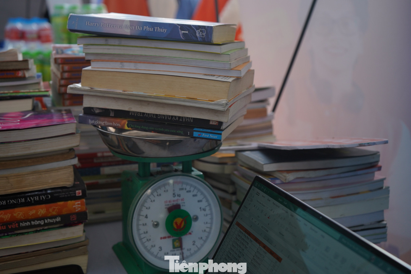 Nguyễn An Giang (học sinh lớp 7,Trường THCS Trần Phú) hào hứng tham gia đổi sách cho biết, đây là hoạt động rất ý nghĩa, giúp mọi người cùng lan tỏa hành động tích cực, mang sách đến với những người chưa có để đọc. Nữ sinh hồ hởi vì vừa đổi sách cũ được những chậu cây xinh xắn mang về đặt ở phòng học.