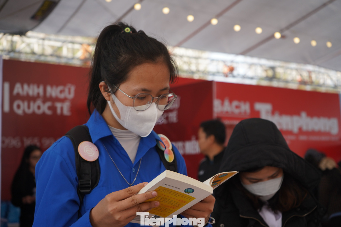 Là một người thích đọc sách, Ngô Thị Thảo (Sinh viên năm 2 Đại học Y dược Hải Phòng) chia sẻ, khi biết thông tin về tuần lễ sách em rất mong đợi và thích thú đến dự. Đến đây, nữ sinh tìm đọc được nhiều cuốn sách hay về chuyên môn, ngành y đang theo học. Ngoài ra, nữ sinh này và nhóm bạn cũng tìm được nhiều cuốn sách hay về trải nghiệm cuộc sống, kinh doanh... với mức giá ưu đãi.