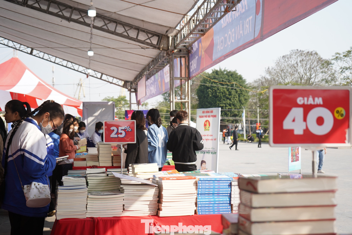 Tại vườn hoa Tố Hữu, Thành Đoàn Hải Phòng đã khai mạc Tuần lễ sách và văn hóa đọc của thanh niên kéo dài 7 ngày (26/2-4/3) với 60 gian hàng trưng bày đa dạng với các đầu sách có bản quyền theo chủ đề.