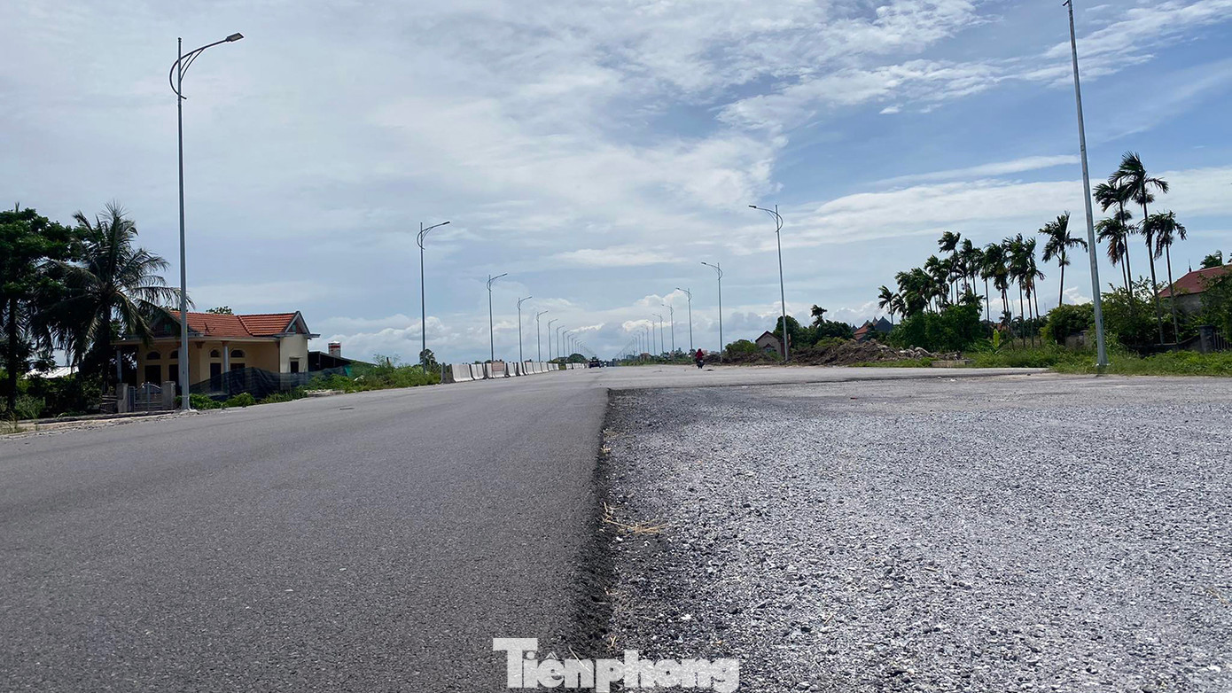 Tuyến đường thi công dở nhưng không cấm ôtô, xe tải và các phương tiện khác.