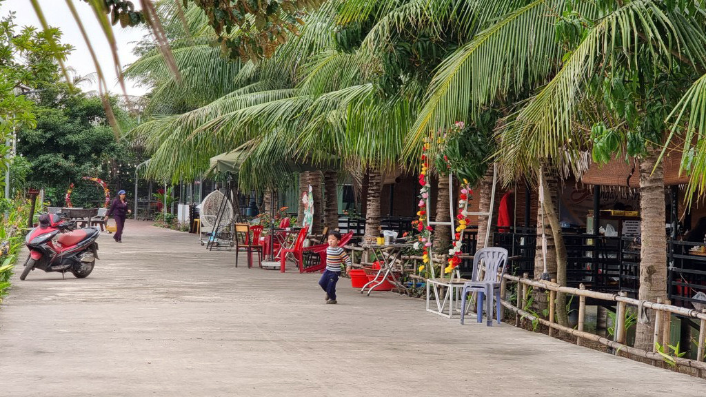 Nhà hàng, khu sinh thái xây dựng nhiều công trình nhà tạm, đường giao thông nội bộ trên hành lang đê tả sông Lạch Tray.