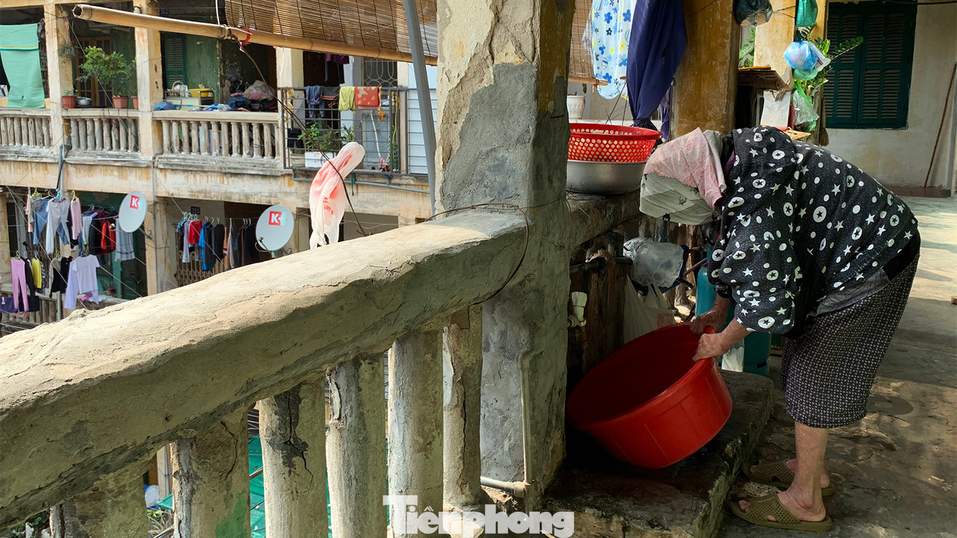 Cũng theo ông Phong, các hộ dân trong khu tập thể 206 từng nộp hồ sơ, giấy tờ về nhà ở tới chính quyền sở tại để chờ phương án giải quyết, hỗ trợ. Tuy nhiên, nhiều năm nay người dân vẫn chưa nhận được câu trả lời cụ thể.