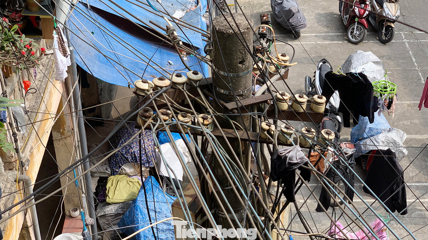 Dây điện, dây phơi quần áo chằng chịt trên cột điện trong khu tập thể.