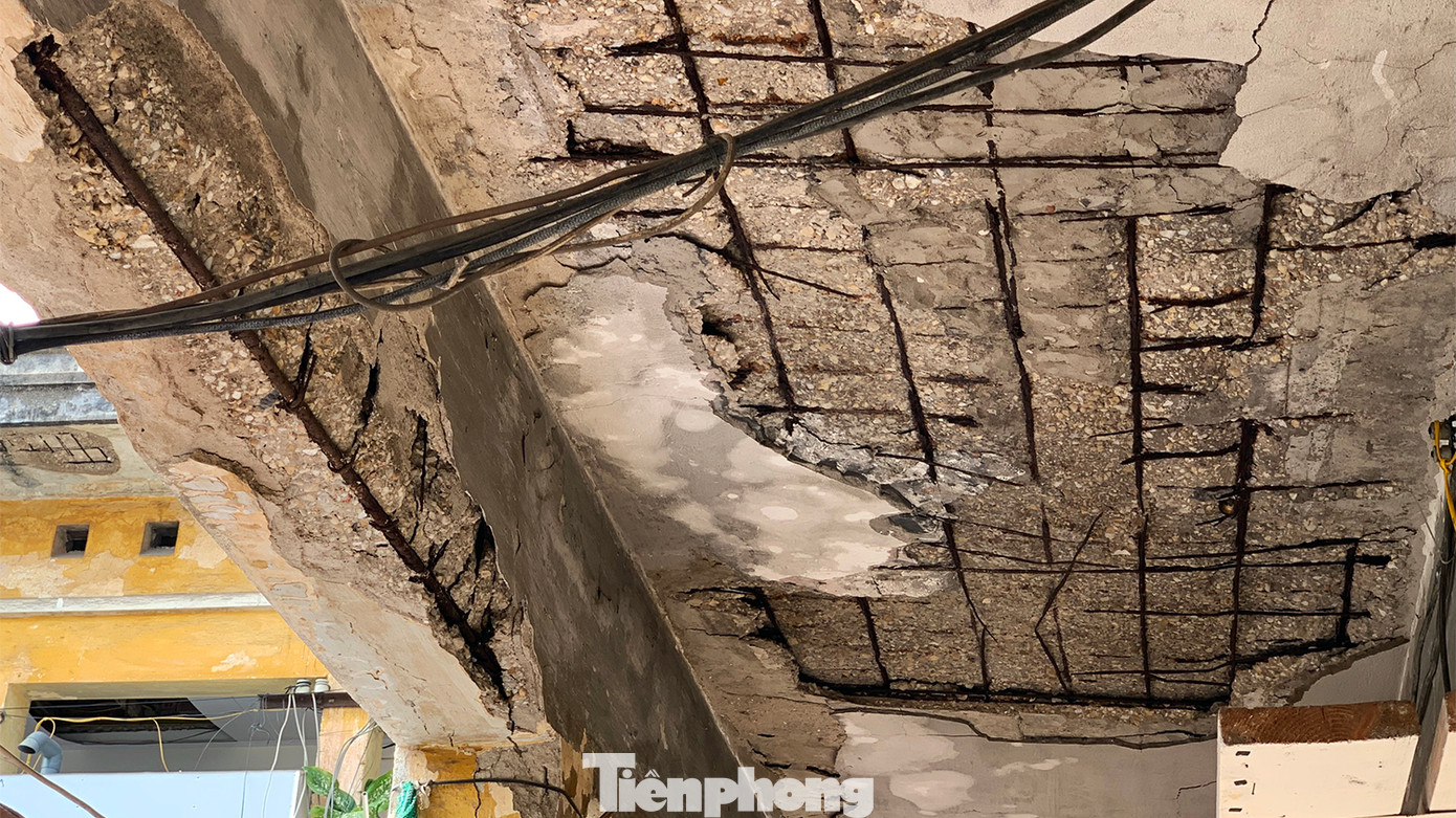 Theo ghi nhận của phóng viên, nhiều vị trí trần nhà, khu vực cầu thang, lan can đã bong tróc từng mảng vữa lớn để lộ bê tông cốt thép.