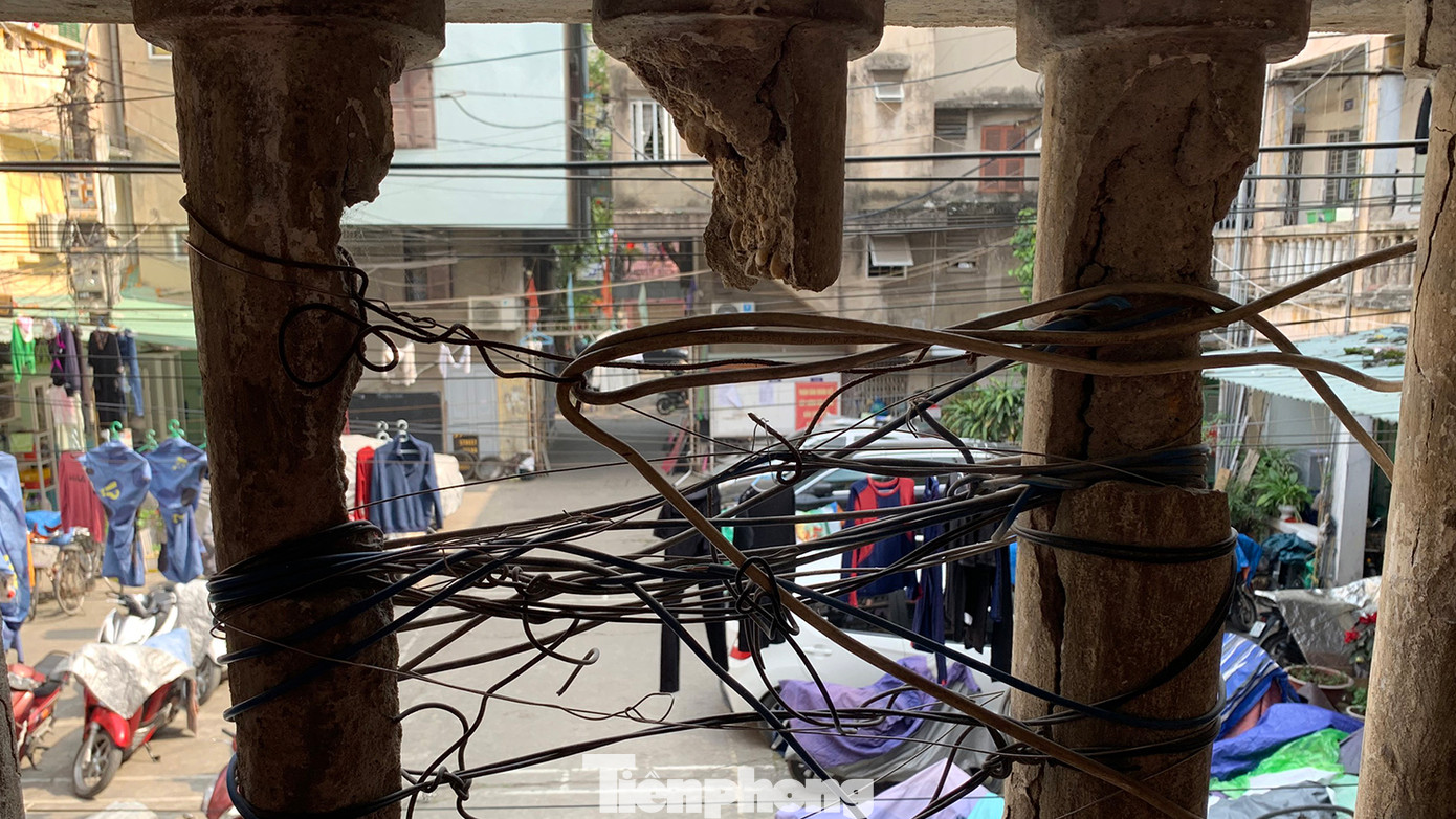 Lan can lối ra vào các căn hộ trong khu tập thể cũng bị nứt vỡ. Nhiều vị trí chằng chịt dây buộc tránh mảng vữa rơi xuống sân chơi.
