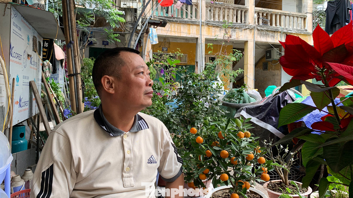 Ông Trần Thanh Phong (53 tuổi) cho biết, ông sinh ra và lớn lên tại khu tập thể 206. Các hộ đều nhiều thế hệ cùng sinh sống tại đây đến 70 năm nay. Dù khu tập thể đã quá hạn sử dụng 20 năm nhưng người dân không còn nơi ở khác.