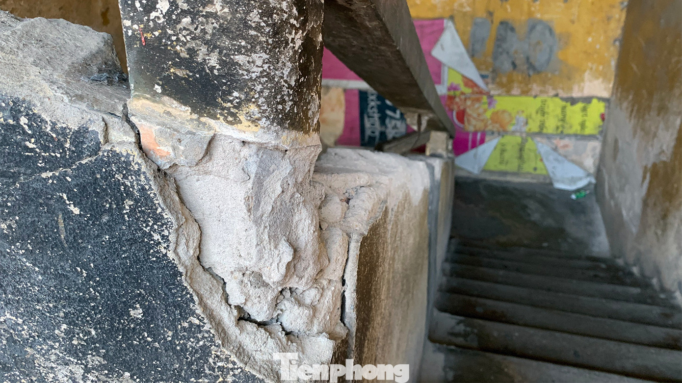 Cột trụ ở cầu thang trong khu tập thể 206 nứt vỡ từng mảng.