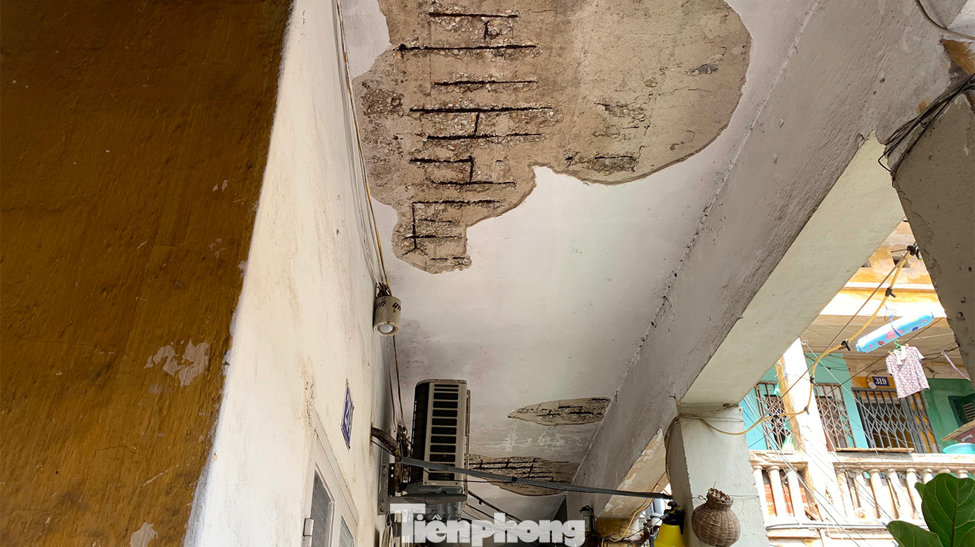 Sau hàng chục năm sử dụng, đến nay khu tập thể 206 đã xuống cấp nghiêm trọng, tiềm ẩn nguy cơ xảy ra sự cố, mất an toàn cho người dân.