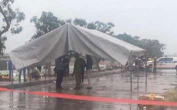 Cảnh sát khám nghiệm hiện trường. Cảnh sát khám nghiệm hiện trường.