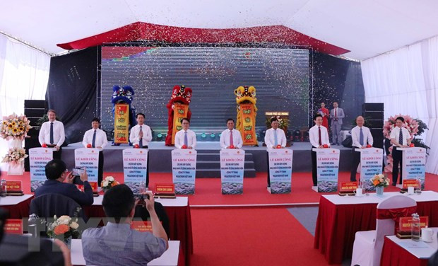 Các đại biểu bấm nút khởi công dự án nhà ở cho công nhân tại Khu kinh tế Đình Vũ - Cát Hải. Các đại biểu bấm nút khởi công dự án nhà ở cho công nhân tại Khu kinh tế Đình Vũ - Cát Hải.