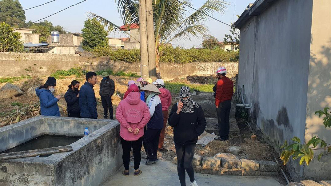 Người dân theo dõi cảnh sát làm nhiệm vụ tại hiện trường phát hiện bộ xương người trong bể nước. Người dân theo dõi cảnh sát làm nhiệm vụ tại hiện trường phát hiện bộ xương người trong bể nước.