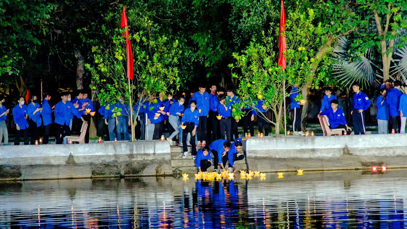 Đoàn viên thanh niên thả hoa đăng tại Đền liệt sĩ Đền Liệt, huyện Nam Sách. Đoàn viên thanh niên thả hoa đăng tại Đền liệt sĩ Đền Liệt, huyện Nam Sách.
