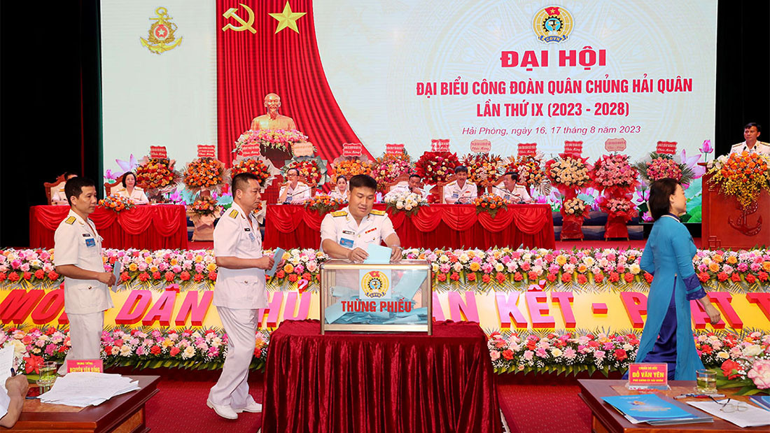 Các đại biểu bỏ phiếu bầu đoàn đại biểu Công đoàn Quân chủng Hải quân dự Đại hội Công đoàn Quân đội lần thứ X. Các đại biểu bỏ phiếu bầu đoàn đại biểu Công đoàn Quân chủng Hải quân dự Đại hội Công đoàn Quân đội lần thứ X.