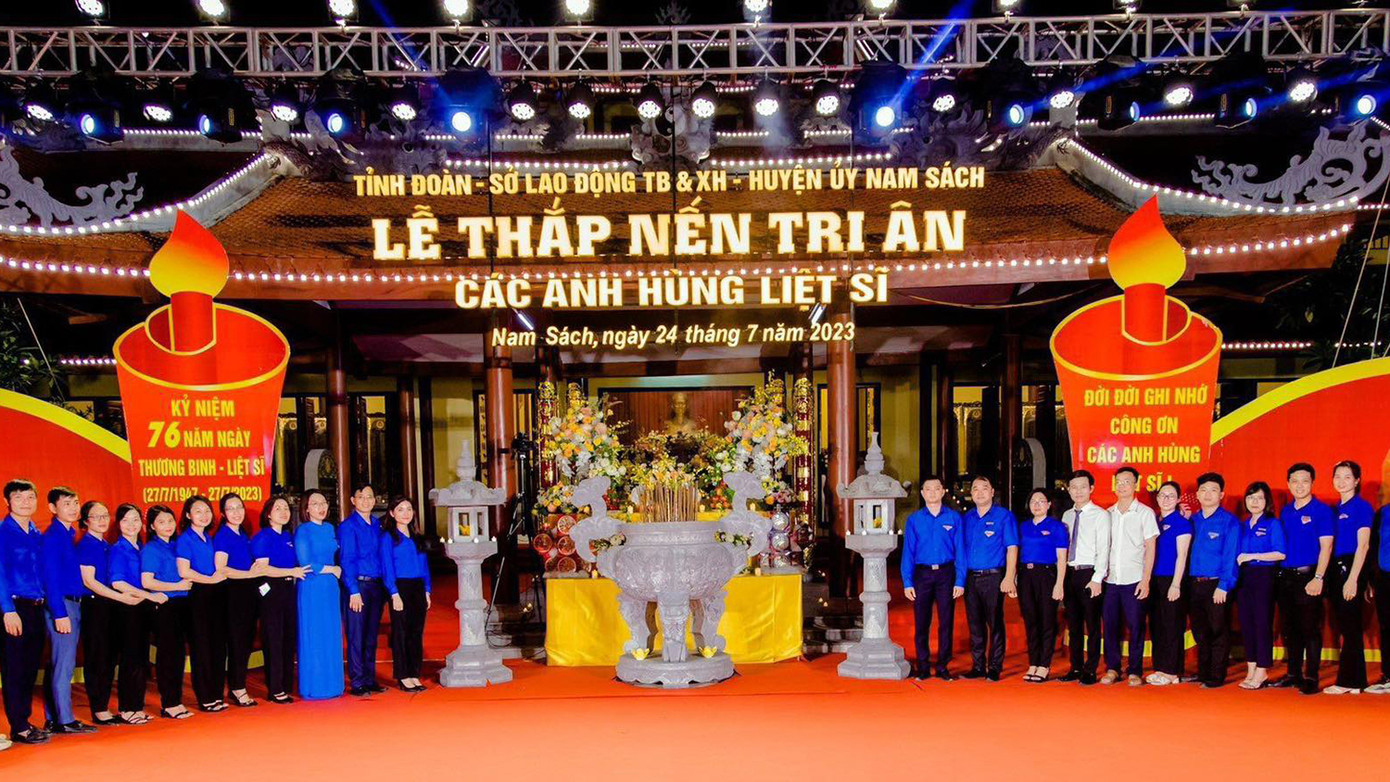 Đoàn viên thanh niên tại buổi lễ thắp nến tri ân các anh hùng liệt sĩ tại huyện Nam Sách, tỉnh Hải Dương. Đoàn viên thanh niên tại buổi lễ thắp nến tri ân các anh hùng liệt sĩ tại huyện Nam Sách, tỉnh Hải Dương.
