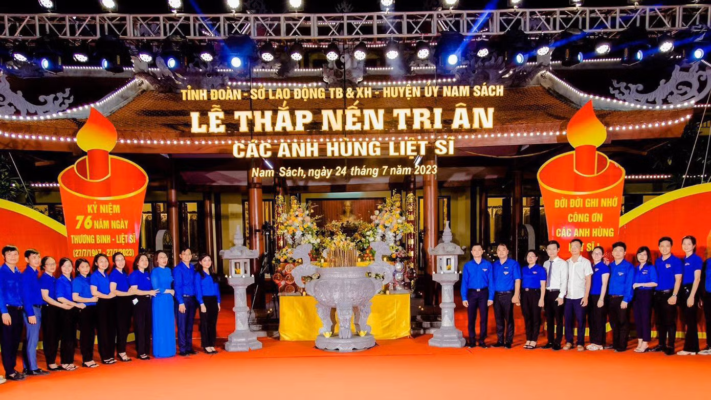 Đoàn viên thanh niên tại buổi lễ thắp nến tri ân các anh hùng liệt sĩ tại huyện Nam Sách, tỉnh Hải Dương.
