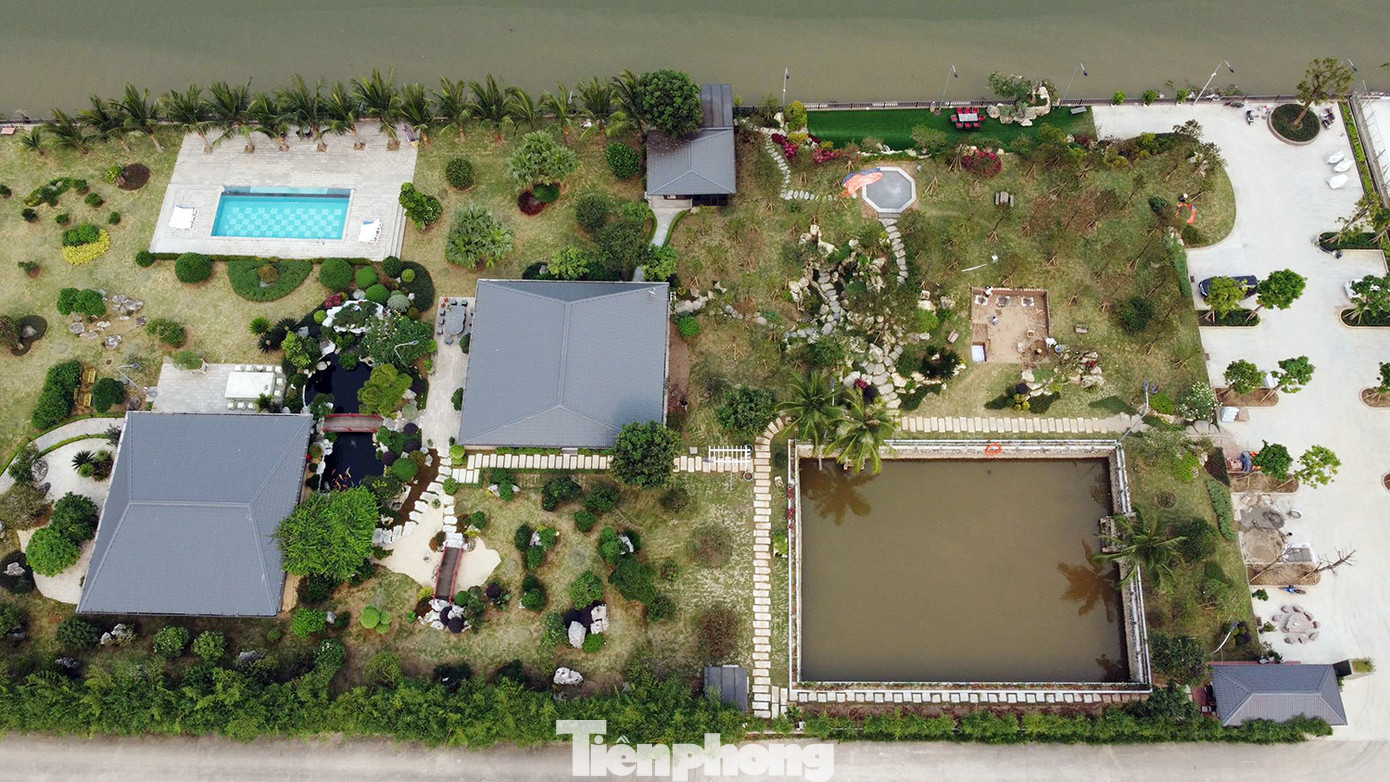 Biệt thự nhà vườn rộng hàng nghìn mét vuông xây trên đê tả sông Lạch Tray, Hải Phòng nhiều năm qua nhưng chính quyền sở tại không ngăn chặn, xử lý.