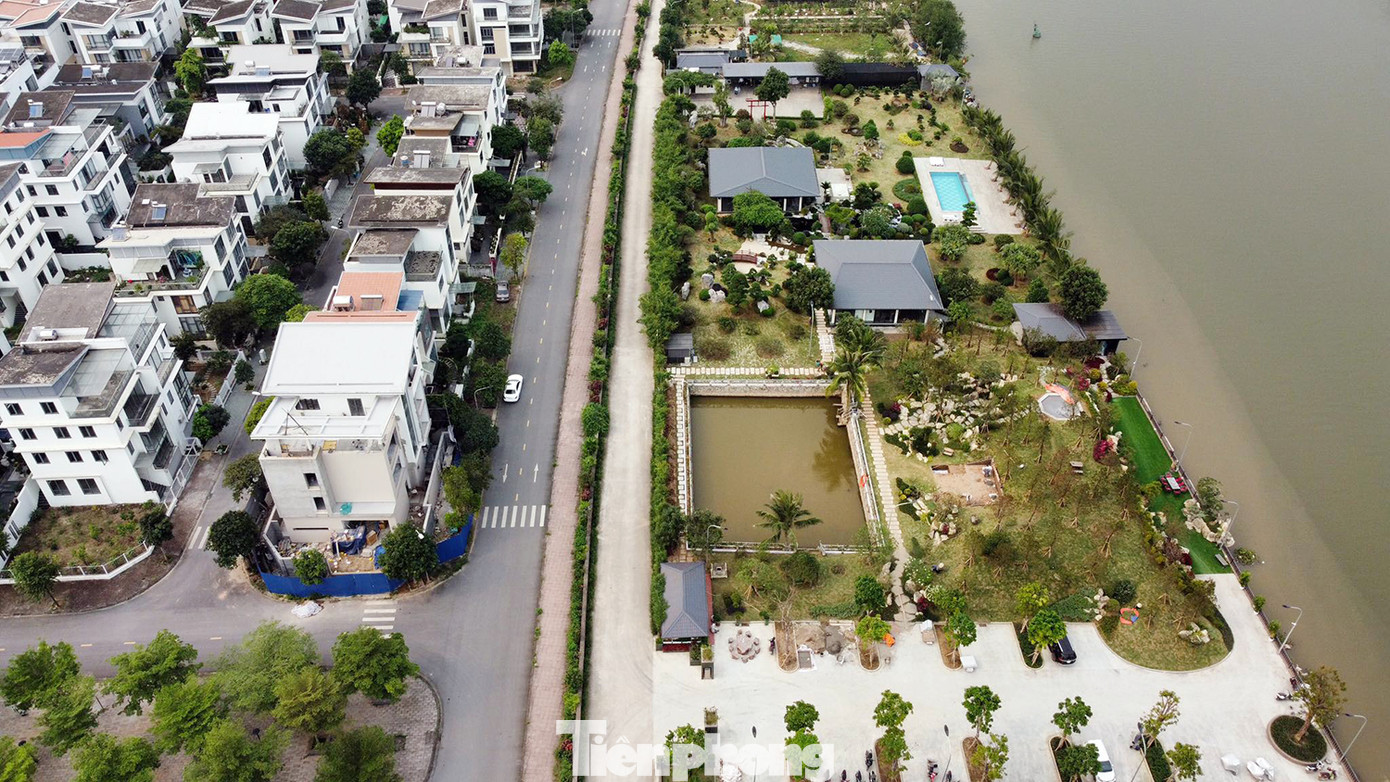 Sở NN&amp;PTNT nhiều lần kiến nghị về loạt biệt thự nhà vườn xây dựng trên đê tả sông Lạch Tray nhưng không được chính quyền xử lý.