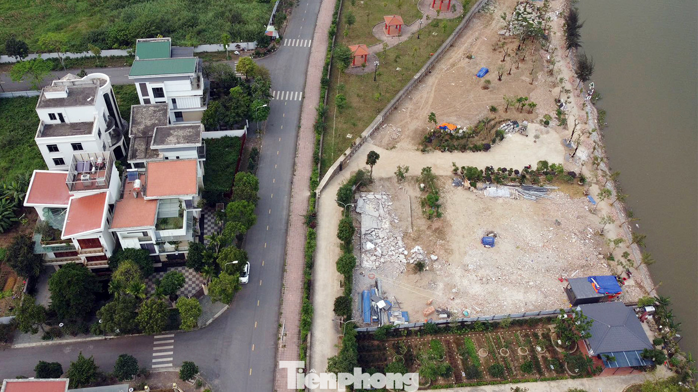 Nhiều lần thành phố chỉ đạo nhưng đến tháng 4/2023 quận Lê Chân mới xử lý, tháo dỡ được một công trình xây trái phép trên đê sông Lạch Tray.