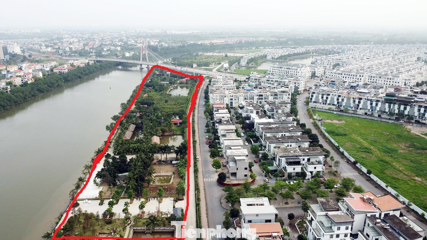 Một góc đê tả sông Lạch Tray, phường Vĩnh Niệm (quận Lê Chân, TP Hải Phòng) bị các cá nhân chiếm dụng xây nhà hàng, biệt thự nhà vườn.