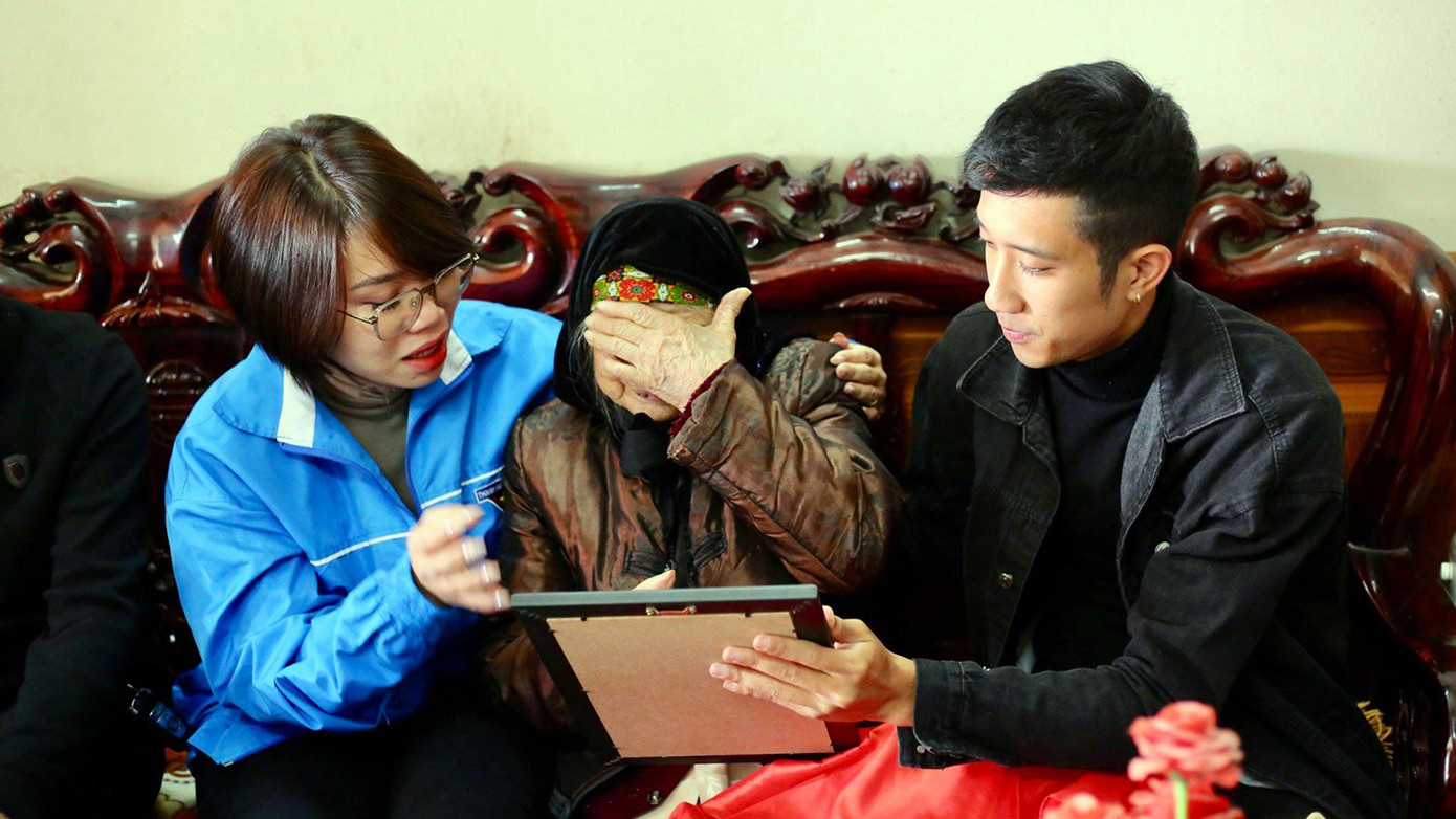 Các mẹ xúc động khi thấy hình dáng các con qua ảnh đã được phục dựng.